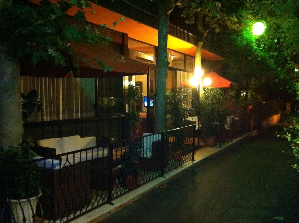 Meuble Lariana Hotell Bellaria-Igea Marina Exteriör bild